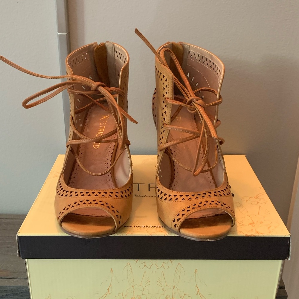 Restricted “Slow Motion” Wedge Sandal